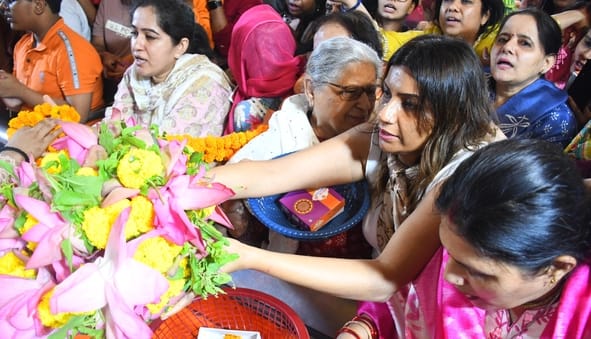 हनुमान सेतु स्थित श्री संकटमोचन हनुमान मंदिर में दर्शन के लिए रात 12 बजे उमड़े हजारों श्रद्धालु