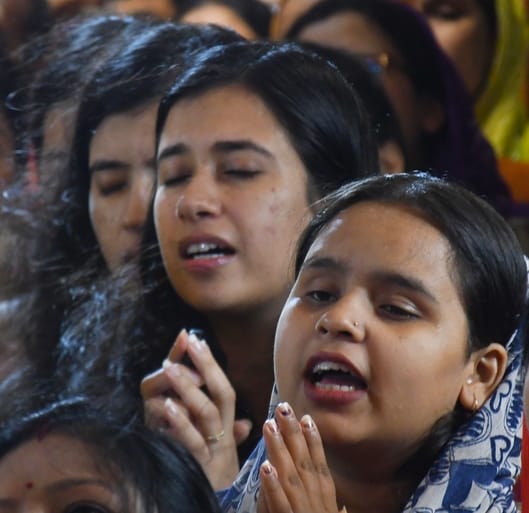 हनुमान सेतु स्थित श्री संकटमोचन हनुमान मंदिर में दर्शन के लिए रात 12 बजे उमड़े हजारों श्रद्धालु