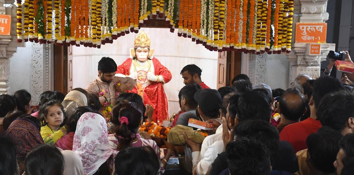 हनुमान सेतु स्थित श्री संकटमोचन हनुमान मंदिर में दर्शन के लिए रात 12 बजे उमड़े हजारों श्रद्धालु