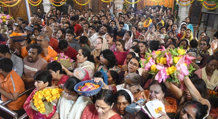 हनुमान सेतु स्थित श्री संकटमोचन हनुमान मंदिर में दर्शन के लिए रात 12 बजे उमड़े हजारों श्रद्धालु