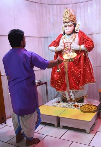 हनुमान सेतु स्थित श्री संकटमोचन हनुमान मंदिर में दर्शन के लिए रात 12 बजे उमड़े हजारों श्रद्धालु