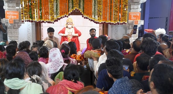 हनुमान सेतु स्थित श्री संकटमोचन हनुमान मंदिर में दर्शन के लिए रात 12 बजे उमड़े हजारों श्रद्धालु