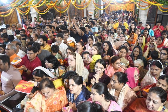 हनुमान सेतु स्थित श्री संकटमोचन हनुमान मंदिर में दर्शन के लिए रात 12 बजे उमड़े हजारों श्रद्धालु