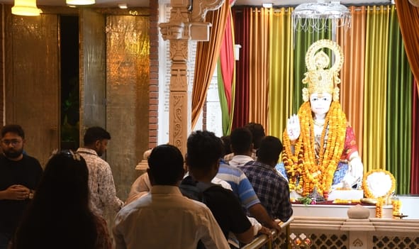 हनुमान सेतु स्थित श्री संकटमोचन हनुमान मंदिर में दर्शन के लिए रात 12 बजे उमड़े हजारों श्रद्धालु
