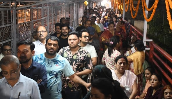 हनुमान सेतु स्थित श्री संकटमोचन हनुमान मंदिर में दर्शन के लिए रात 12 बजे उमड़े हजारों श्रद्धालु