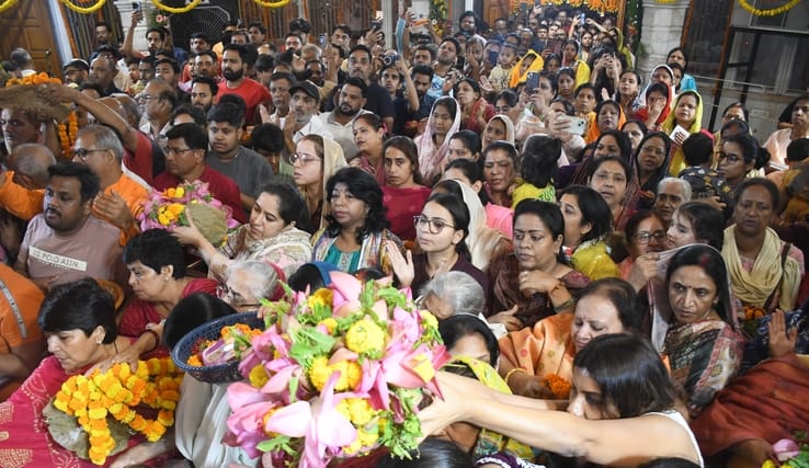 हनुमान सेतु स्थित श्री संकटमोचन हनुमान मंदिर में दर्शन के लिए रात 12 बजे उमड़े हजारों श्रद्धालु