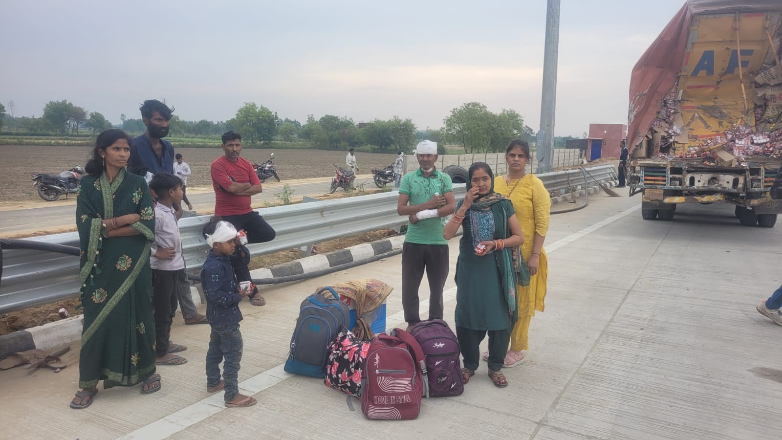 इस्लामनगर थाना क्षेत्र में गंगा एक्सप्रेसवे पर मंगलवार सुबह ट्रक से टकराने के बाद क्षतिग्रस्त ह