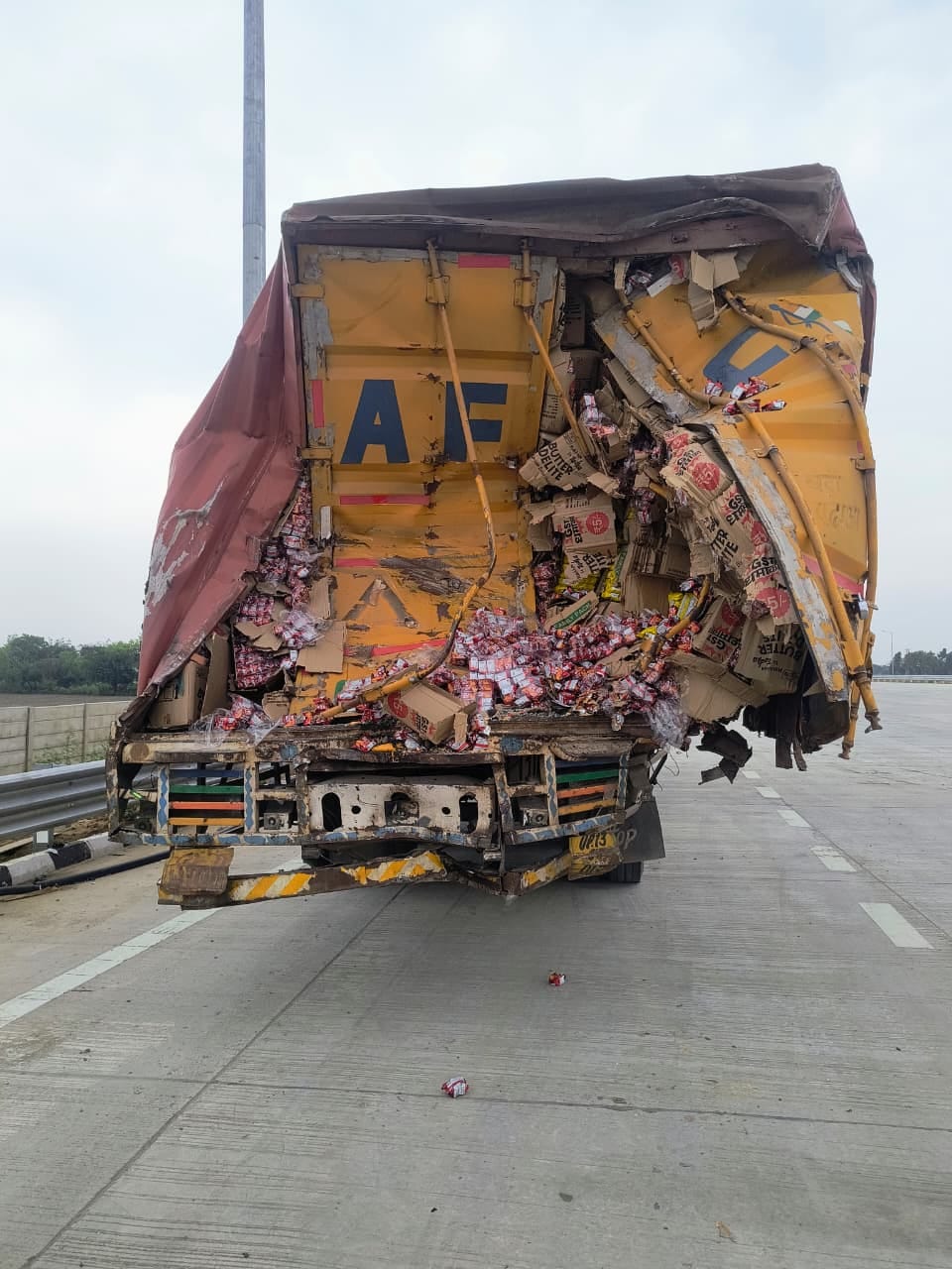 इस्लामनगर थाना क्षेत्र में गंगा एक्सप्रेसवे पर मंगलवार सुबह ट्रक से टकराने के बाद क्षतिग्रस्त ह