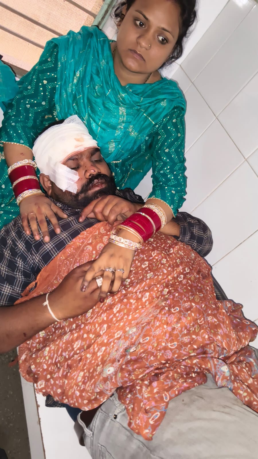 इस्लामनगर थाना क्षेत्र में गंगा एक्सप्रेसवे पर मंगलवार सुबह ट्रक से टकराने के बाद क्षतिग्रस्त ह