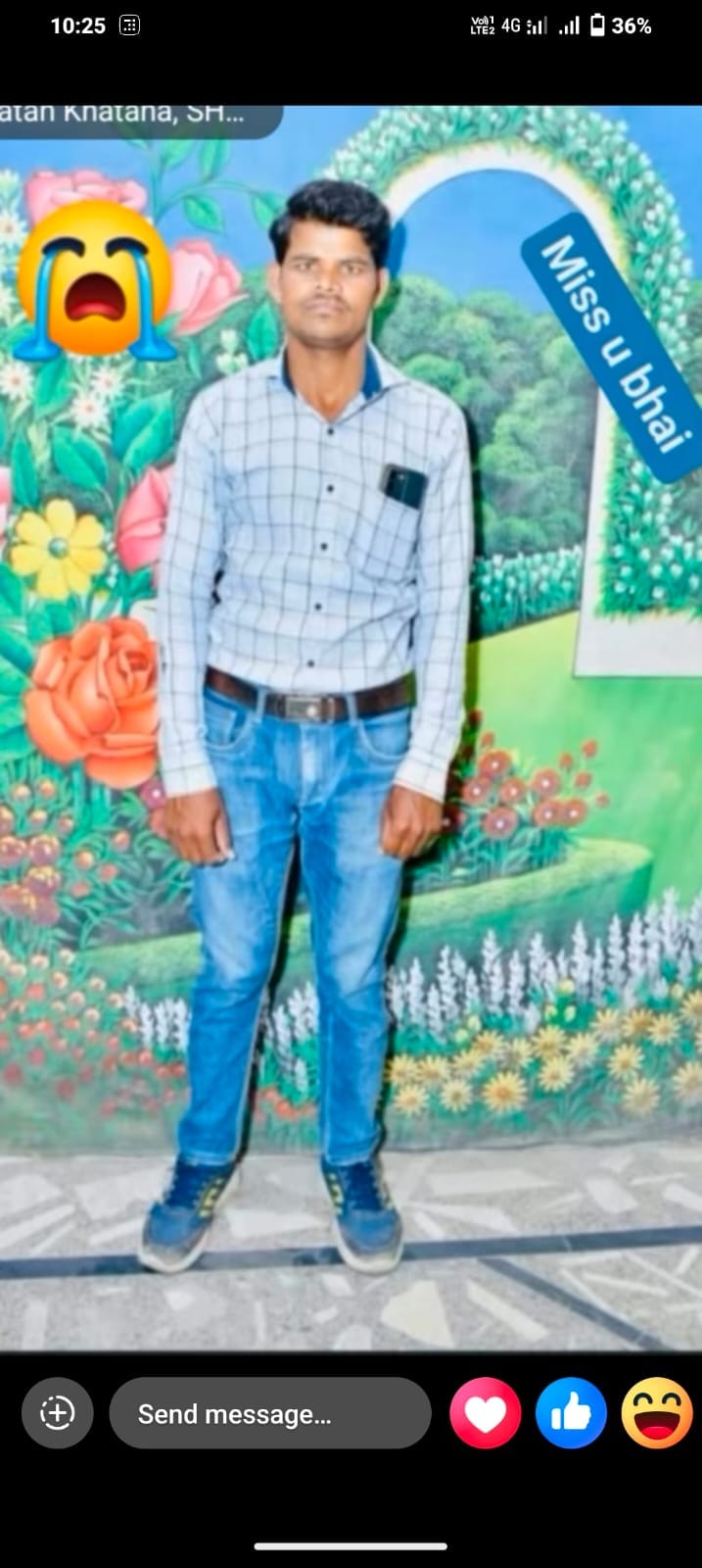 जरीफनगर गांव में घर के सामने से निकली बिजली की लाइन। संवाद जरीफनगर गांव में घर के सामने से निकली बिजली की लाइन। संवाद