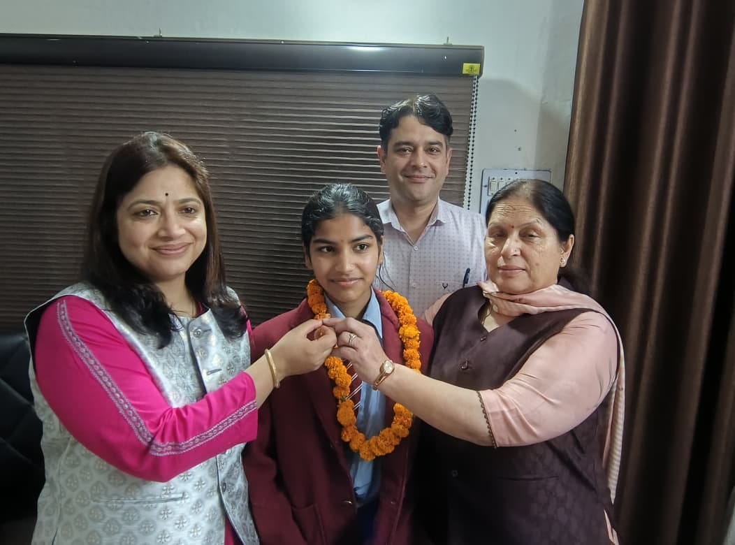 कॉमर्स में हिमाचल में छठा स्थान प्राप्त करने वाली आर्यन पब्लिक स्कूल  झिड़ीवाला की दिव्या को मिठ
