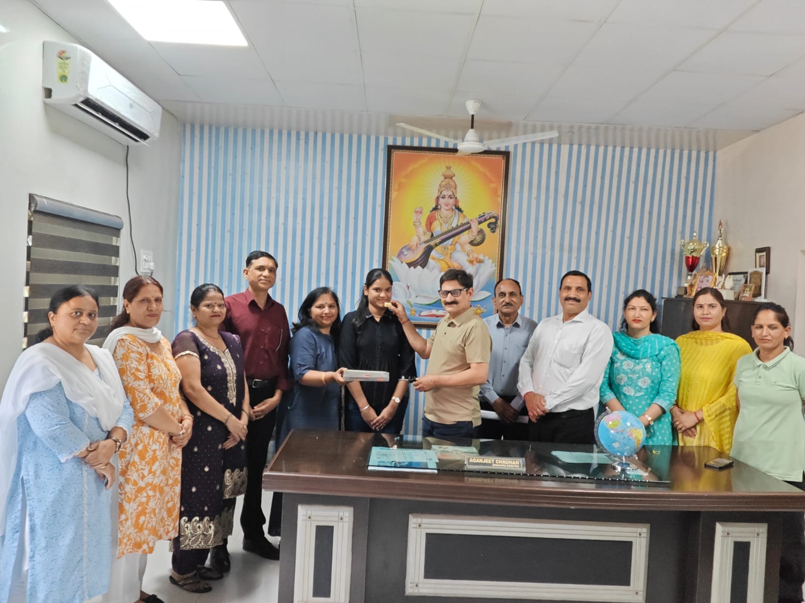 कॉमर्स में हिमाचल में छठा स्थान प्राप्त करने वाली आर्यन पब्लिक स्कूल  झिड़ीवाला की दिव्या को मिठ