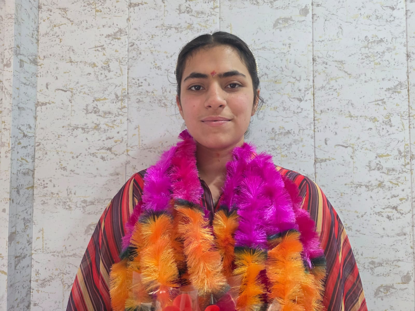 कॉमर्स में हिमाचल में छठा स्थान प्राप्त करने वाली आर्यन पब्लिक स्कूल  झिड़ीवाला की दिव्या को मिठ
