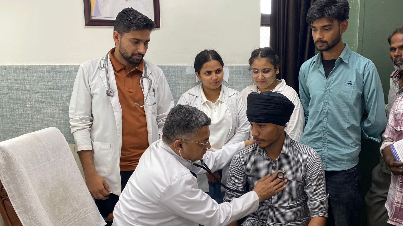 कुरुक्षेत्र। श्रद्धालुओं का चैकअप करते डॉ शैली। संवाद