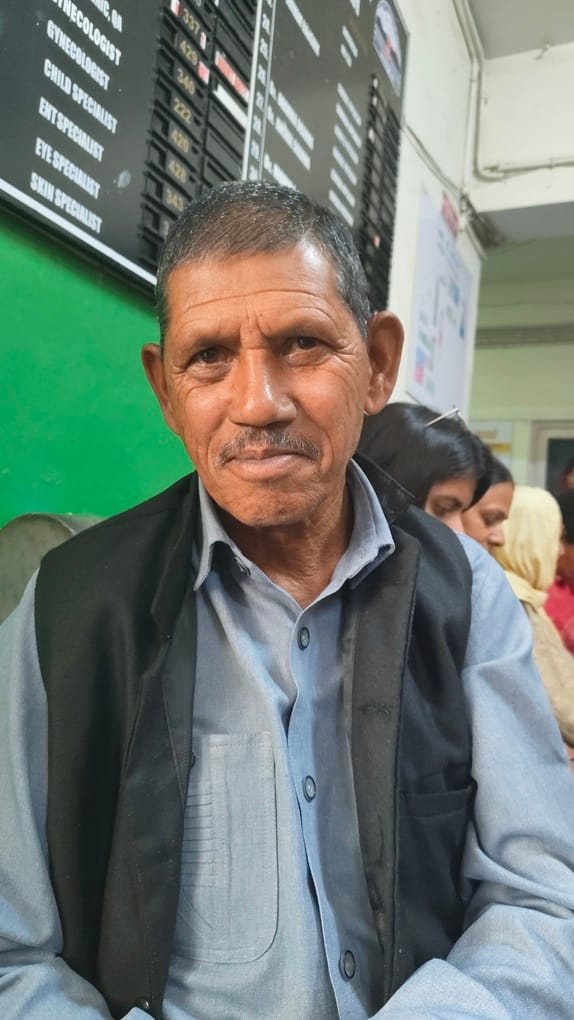 क्षेत्रीय अस्पताल सोलन में सोमवार को पर्ची काउंटर पर लगी मरीजों की लंबी कतारें। संवाद क्षेत्रीय अस्पताल सोलन में सोमवार को पर्ची काउंटर पर लगी मरीजों की लंबी कतारें। संवाद
