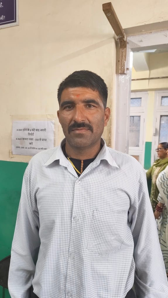 क्षेत्रीय अस्पताल सोलन में सोमवार को पर्ची काउंटर पर लगी मरीजों की लंबी कतारें। संवाद क्षेत्रीय अस्पताल सोलन में सोमवार को पर्ची काउंटर पर लगी मरीजों की लंबी कतारें। संवाद