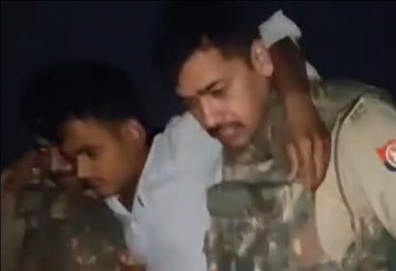 खेतासराय में मुठभेड़ के बाद जिला अस्पताल में भर्ती घायल बदमाश। पुलिस विभाग खेतासराय में मुठभेड़ के बाद जिला अस्पताल में भर्ती घायल बदमाश। पुलिस विभाग