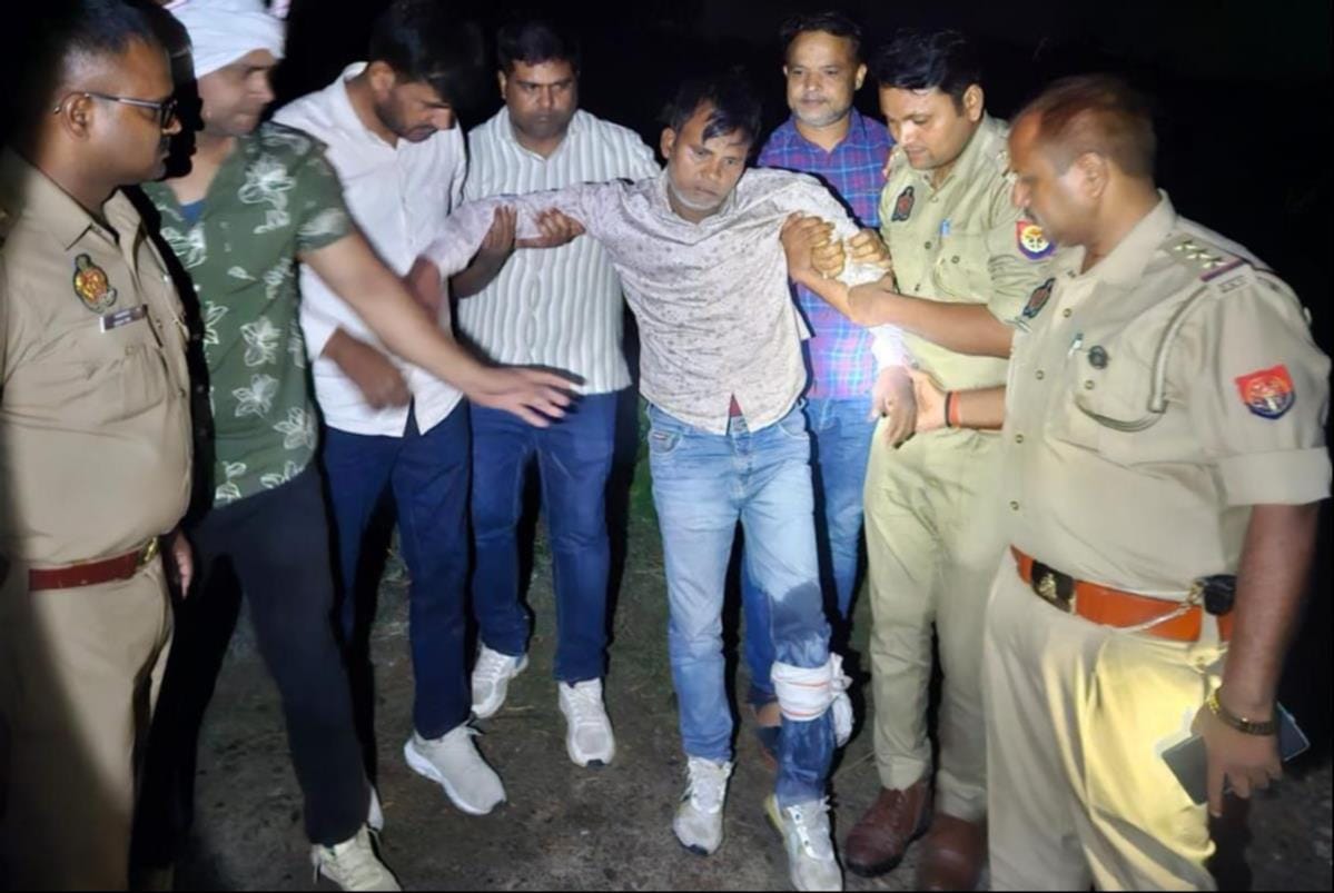 मुठभेड़ में घायल बदमाश को अस्पताल ले जाते पुलिसकर्मी व माैके पर पड़ी बाइक। स्रोत: पुलिस मीडिया मुठभेड़ में घायल बदमाश को अस्पताल ले जाते पुलिसकर्मी व माैके पर पड़ी बाइक। स्रोत: पुलिस मीडिया