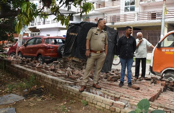 मड़ियांव में दीवार गिरने से अंकित शर्मा की मौत हो गई। 