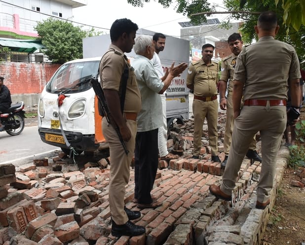 मड़ियांव में दीवार गिरने से अंकित शर्मा की मौत हो गई। 