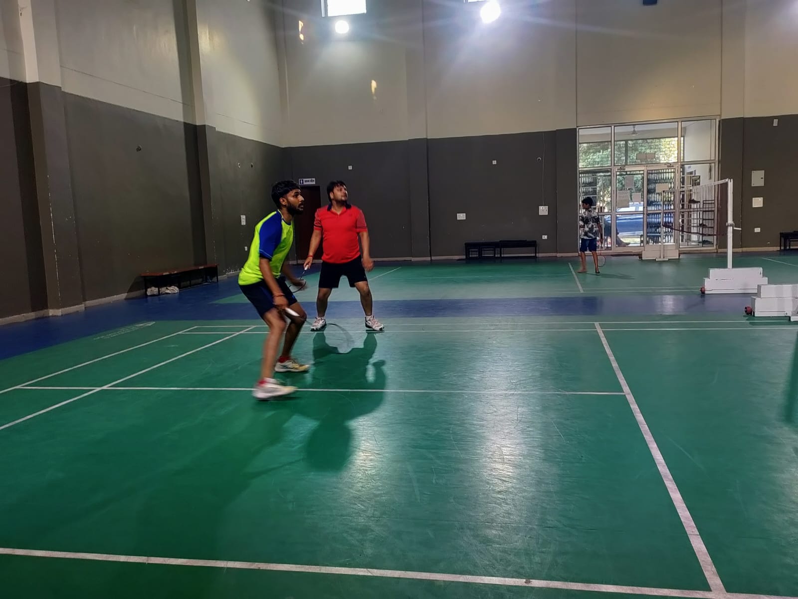 नगर के यमुनापुरम स्टेडियम में बैडमिंटन प्रतियोगिता में प्रतिभाग करते खिलाड़ी। स्रोत : खेल विभा नगर के यमुनापुरम स्टेडियम में बैडमिंटन प्रतियोगिता में प्रतिभाग करते खिलाड़ी। स्रोत : खेल विभा