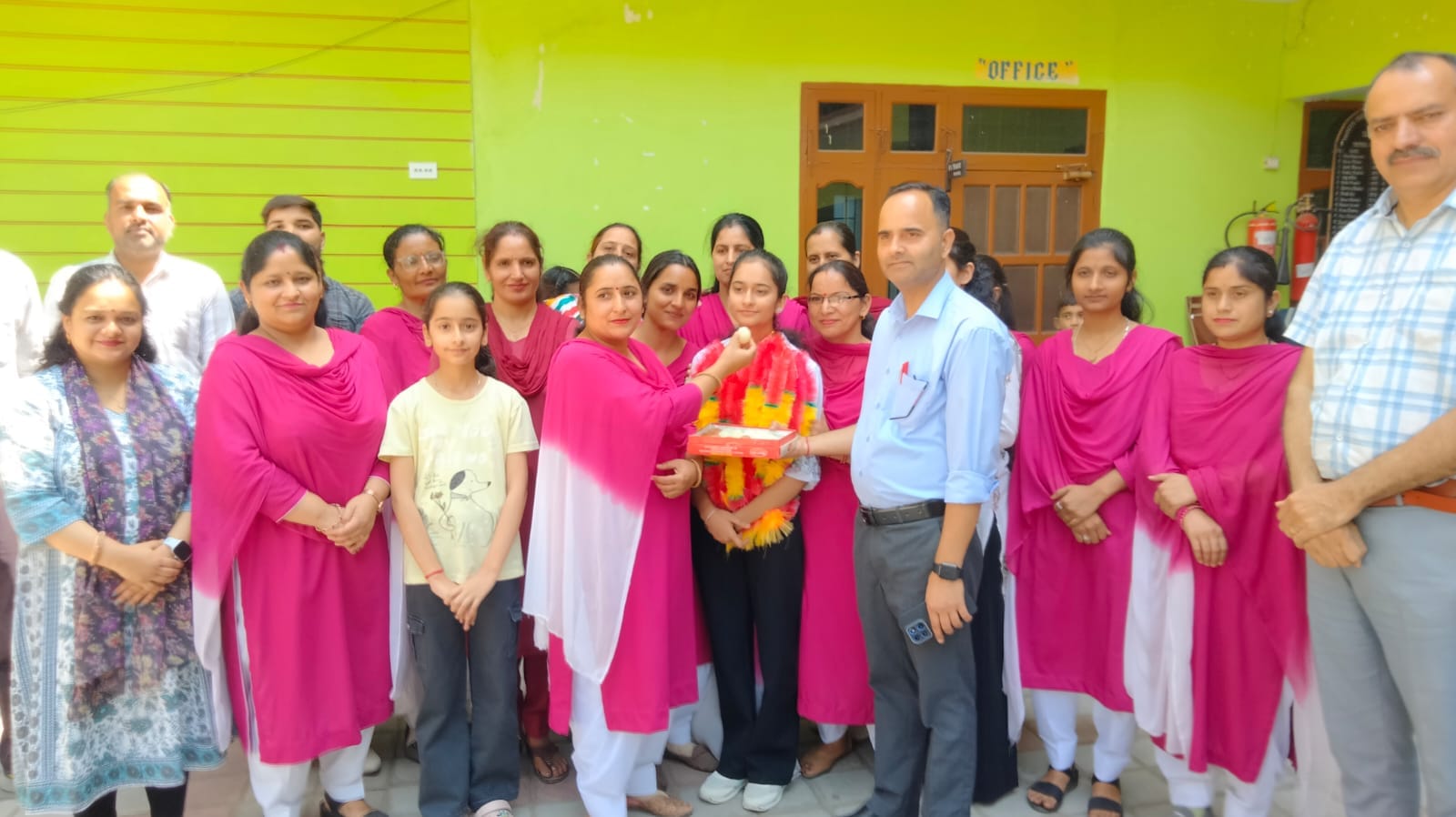नालागढ़ के सनराईज स्कूल बरूणा में प्रदेश में तीसरे स्थान पर रहने वाली छात्र तमन्ना शर्म- स्रोत- 