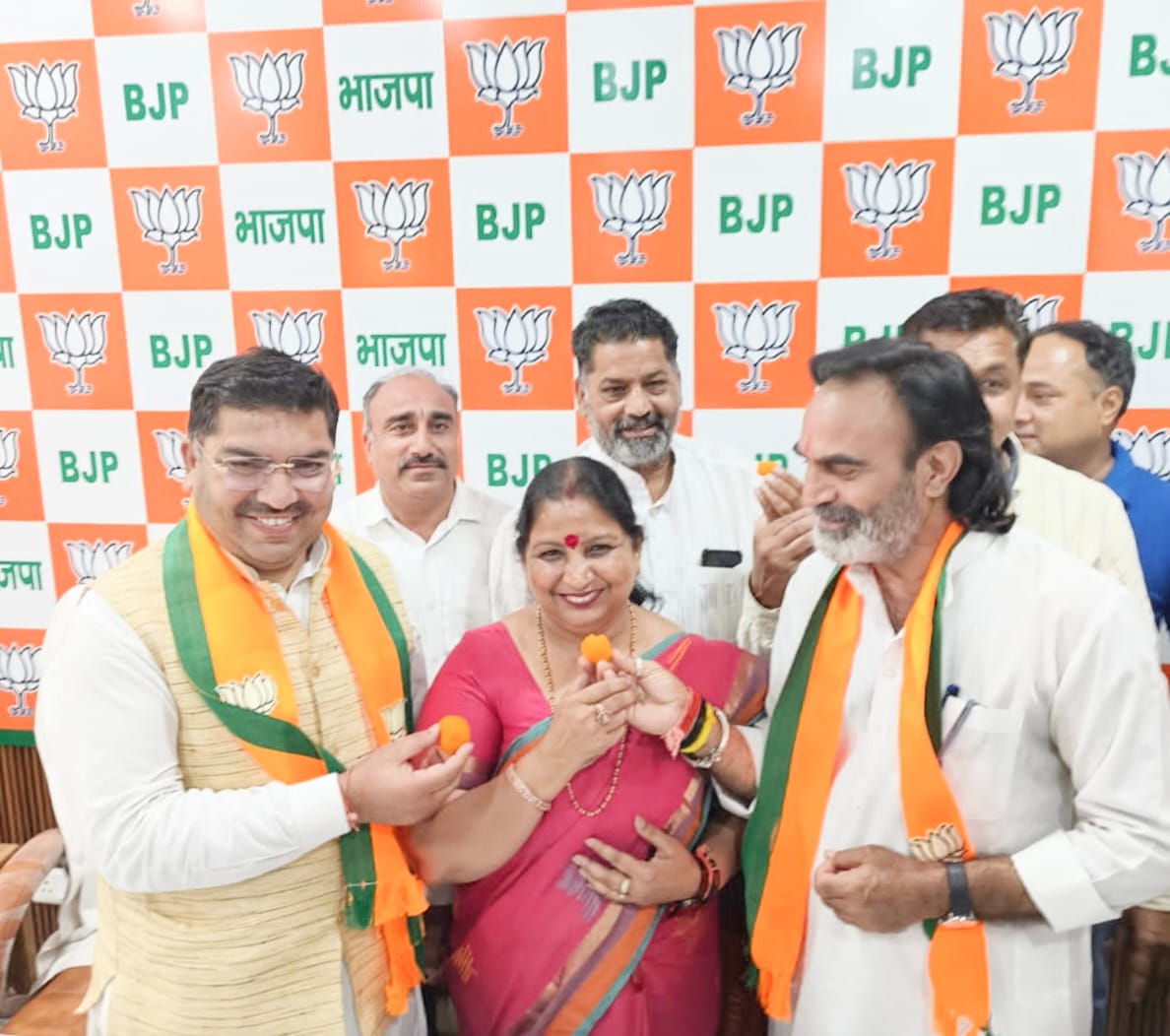 नीलोखेड़ी पं. बंगाल में हुई जीत के बाद गोल मार्केट में लड्डु बाटते हुए विधायक भगवान दास कबीरपंथ