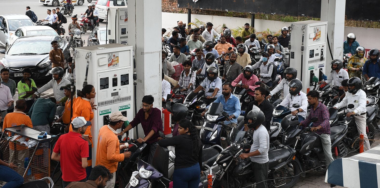पॉलीटेक्निक स्थित पेट्रोल पंप पर उमड़ी ग्राहकों की भीड़।