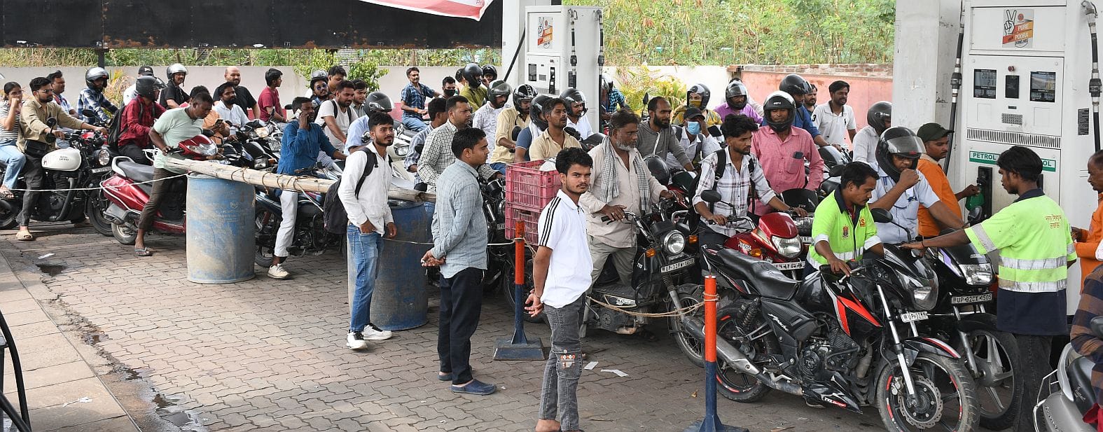 पॉलीटेक्निक स्थित पेट्रोल पंप पर उमड़ी ग्राहकों की भीड़।