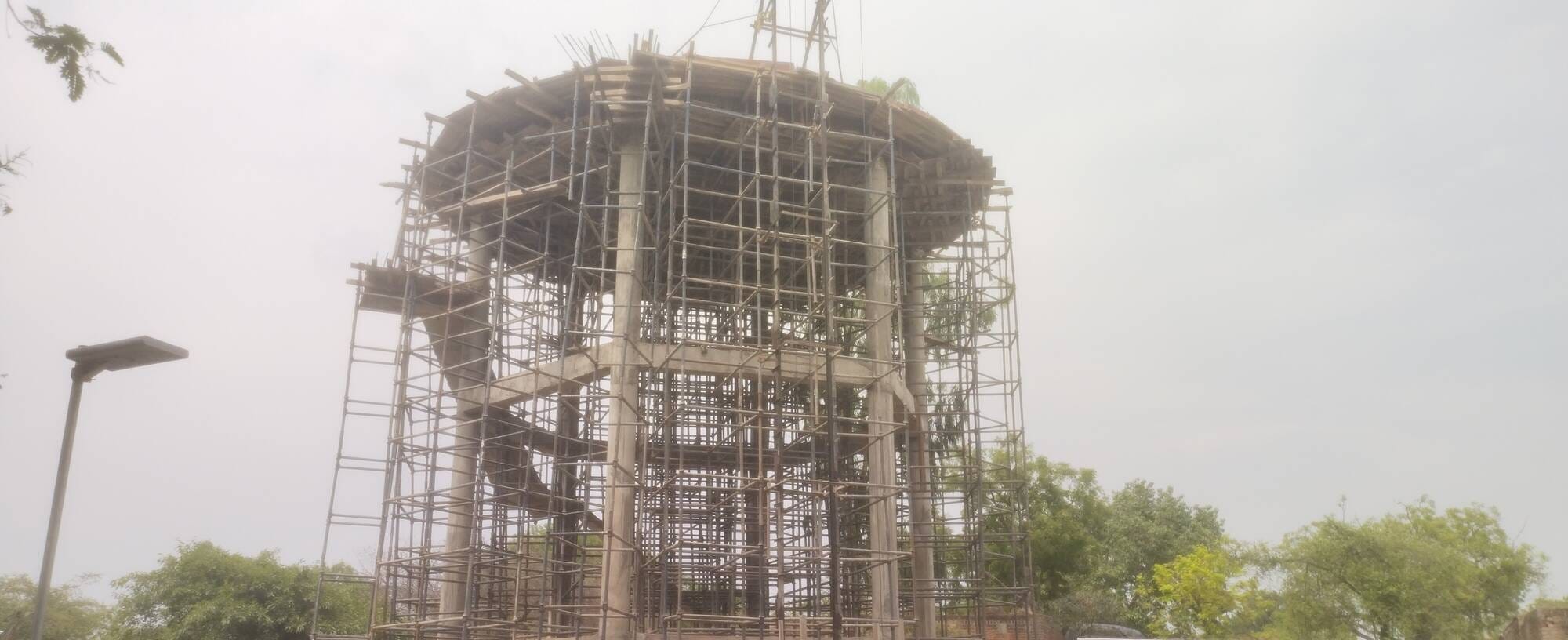 परौर के ग्राम हैदलपुर में ओवरहेड टैंक को तुड़वा दिया गया। संवाद परौर के ग्राम हैदलपुर में ओवरहेड टैंक को तुड़वा दिया गया। संवाद