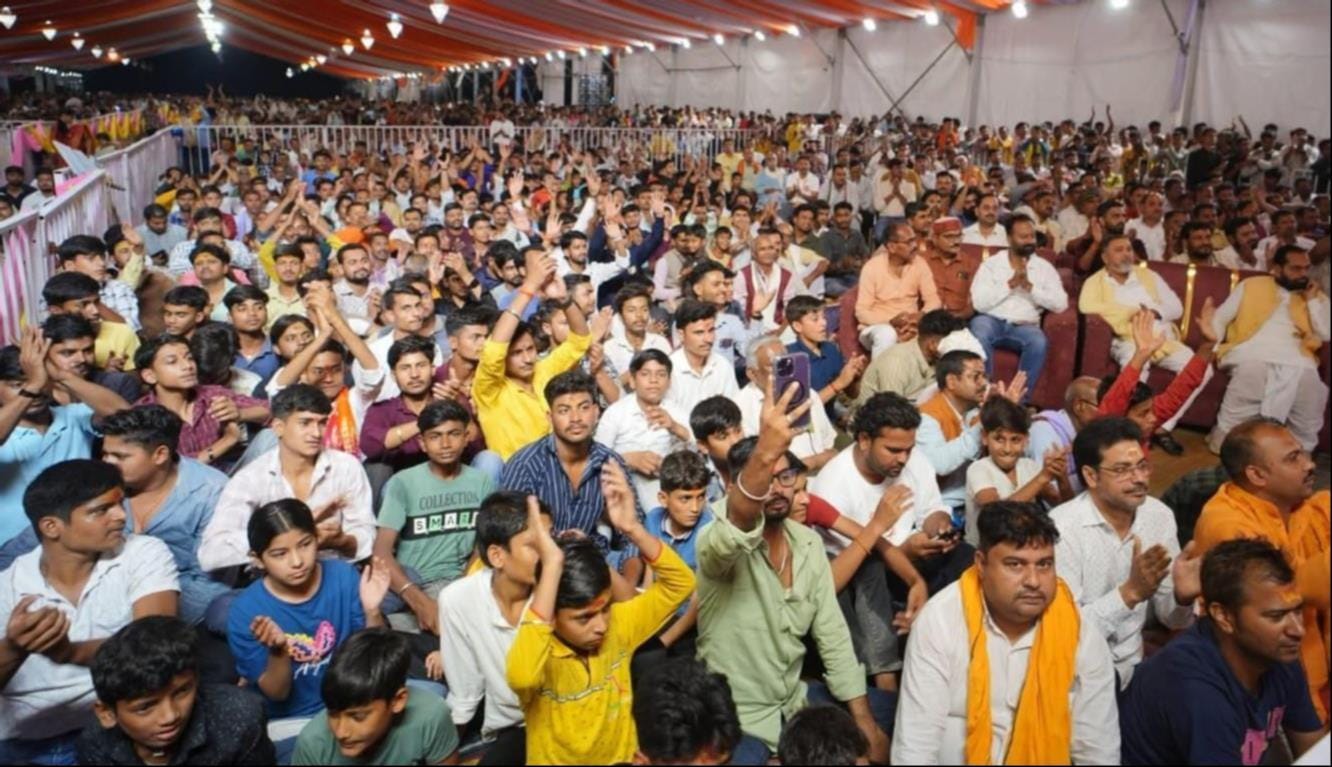 प्रवाचक राजन जी महाराज व कथा सुनते श्रद्धालु। संवाद