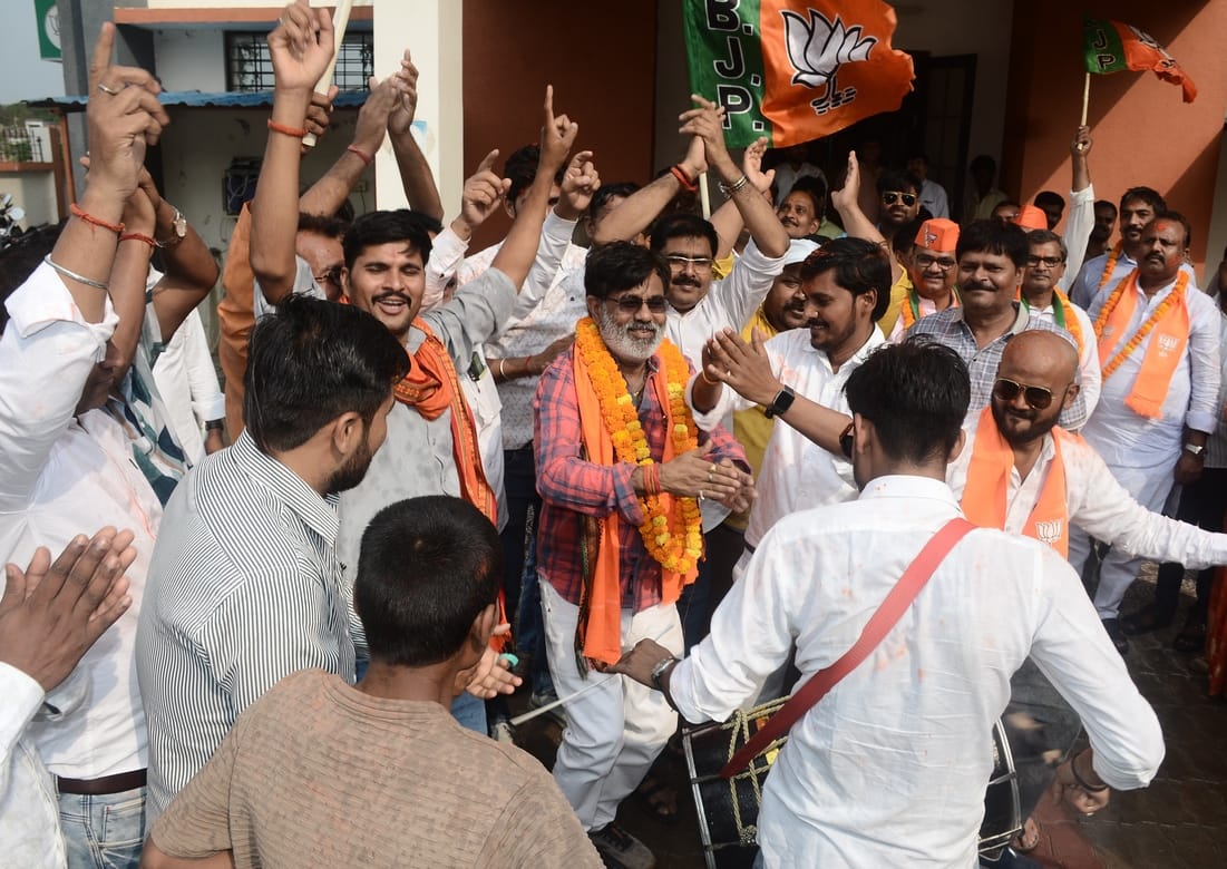 पश्चिम बंगाल, असम एवं पांडुचेरी में भाजपा की प्रचंड जीत पर पार्टी कार्यालय पर जश्न मनाते कार्यक