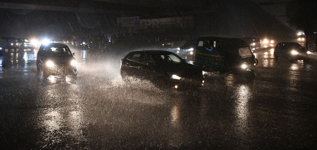राजधानी में सोमवार सुबह छाया अंधेरा। राजधानी में सोमवार सुबह छाया अंधेरा।