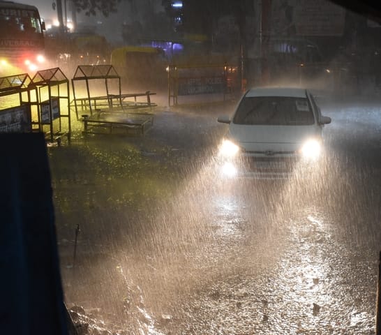 राजधानी में सोमवार सुबह छाया अंधेरा। राजधानी में सोमवार सुबह छाया अंधेरा।