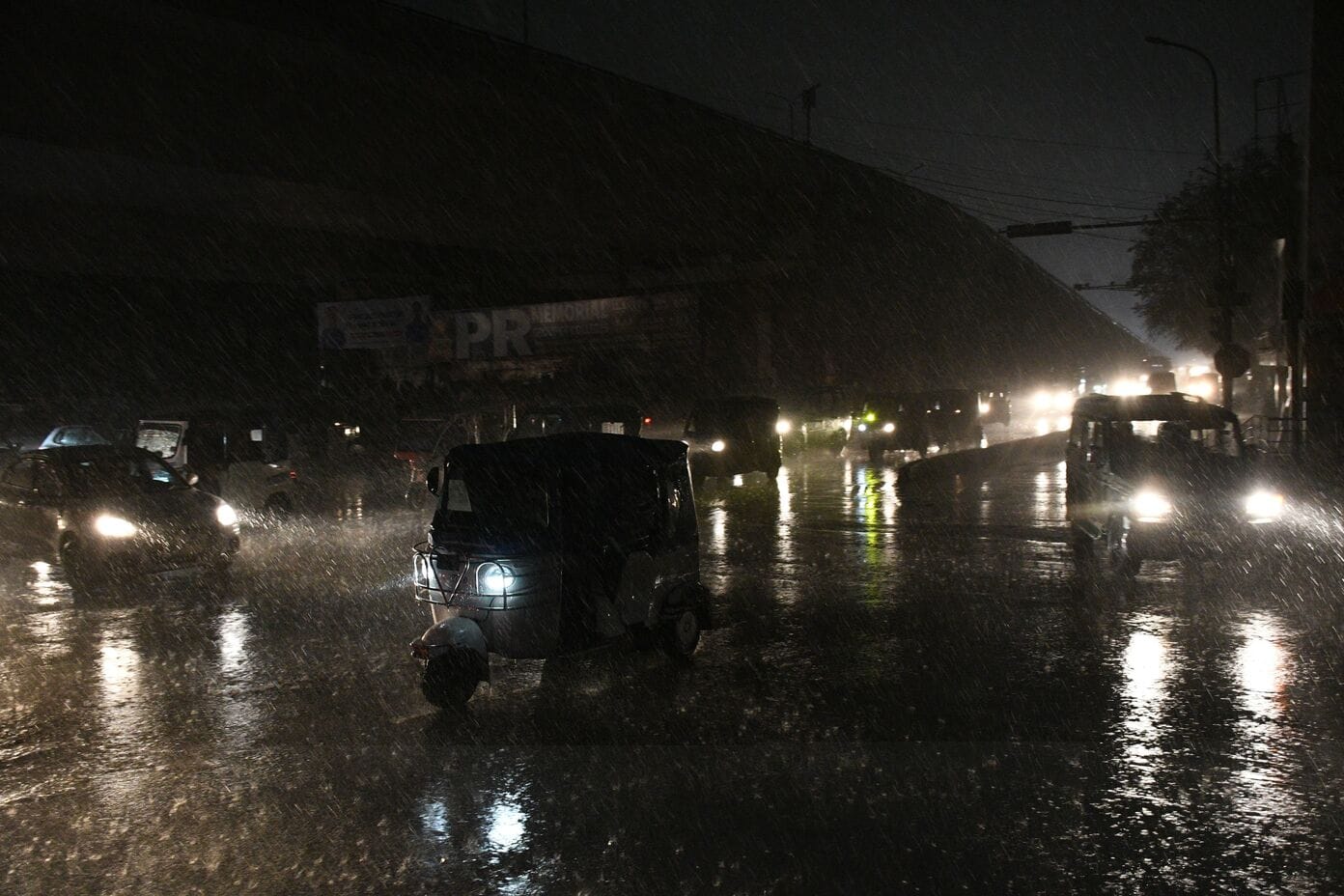 राजधानी में सोमवार सुबह छाया अंधेरा। राजधानी में सोमवार सुबह छाया अंधेरा।