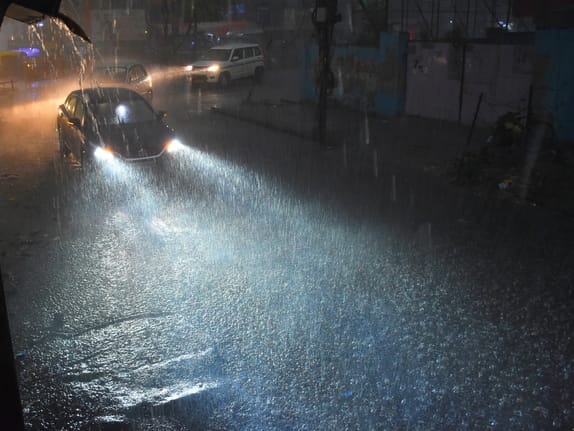 राजधानी में सोमवार सुबह छाया अंधेरा। राजधानी में सोमवार सुबह छाया अंधेरा।