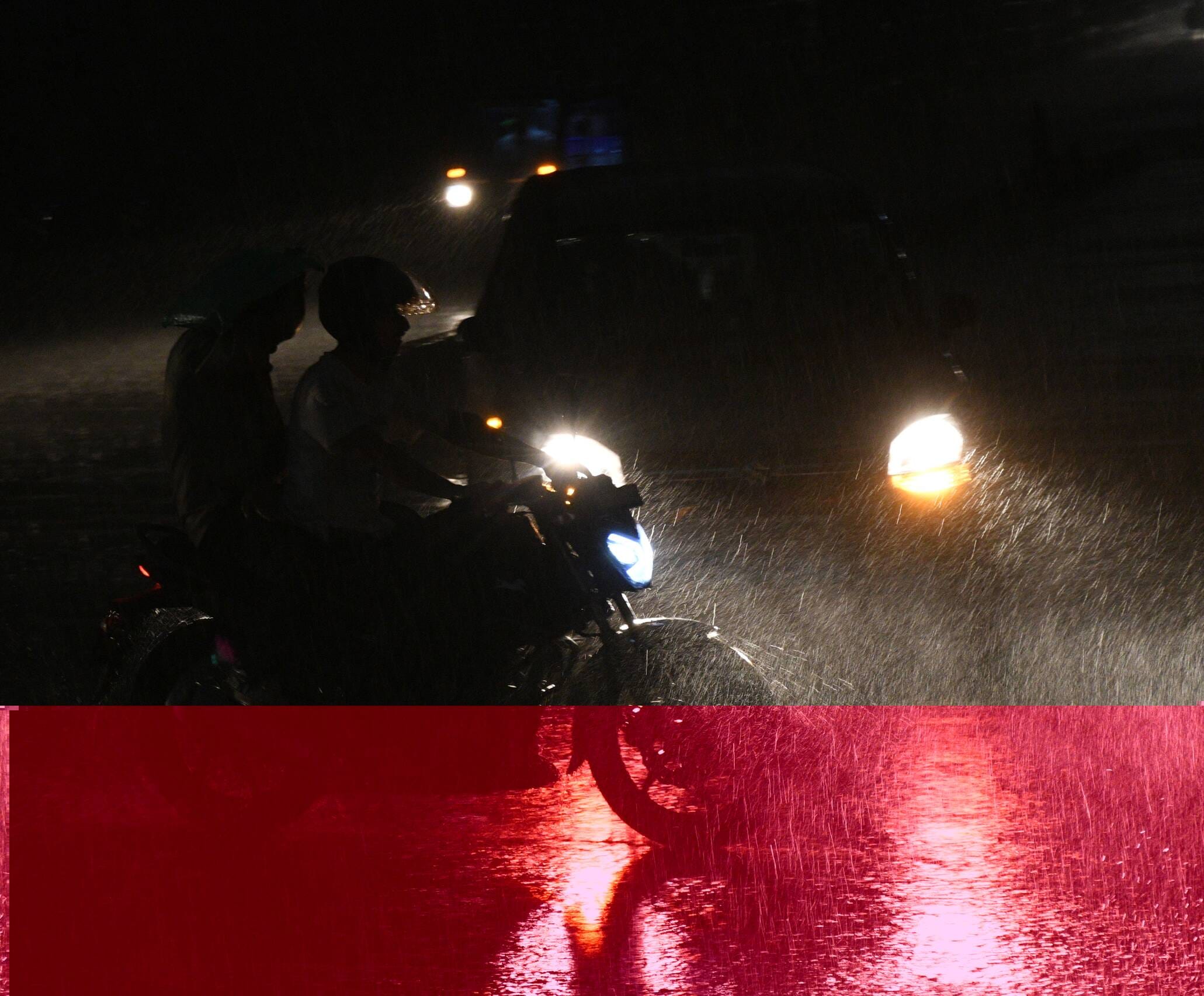 राजधानी में सोमवार सुबह छाया अंधेरा। राजधानी में सोमवार सुबह छाया अंधेरा।