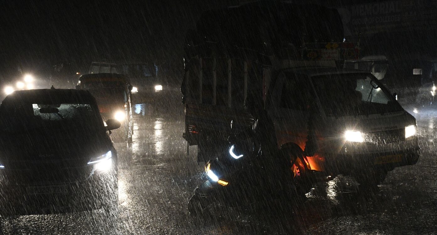 राजधानी में सोमवार सुबह छाया अंधेरा। राजधानी में सोमवार सुबह छाया अंधेरा।