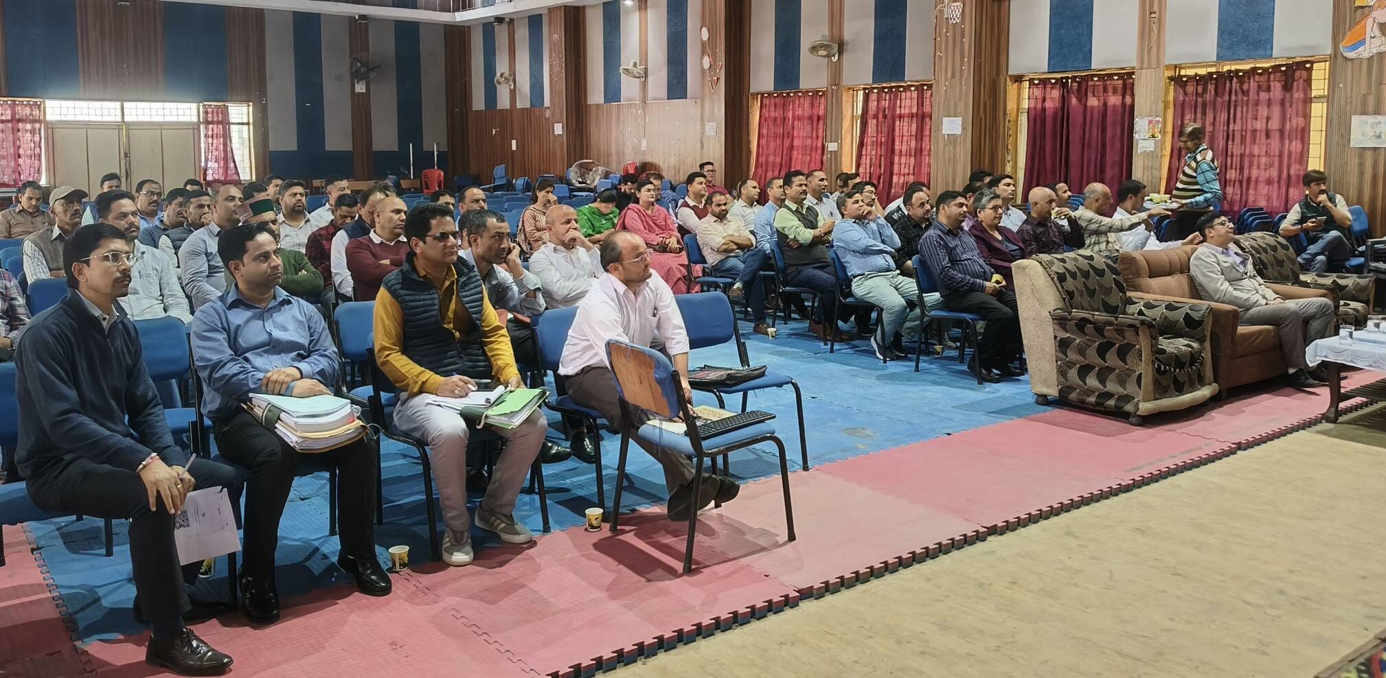 रामपुर नगर परिषद चुनाव को लेकर मतदान कर्मियों को दिया प्रशिक्षण। संवाद
