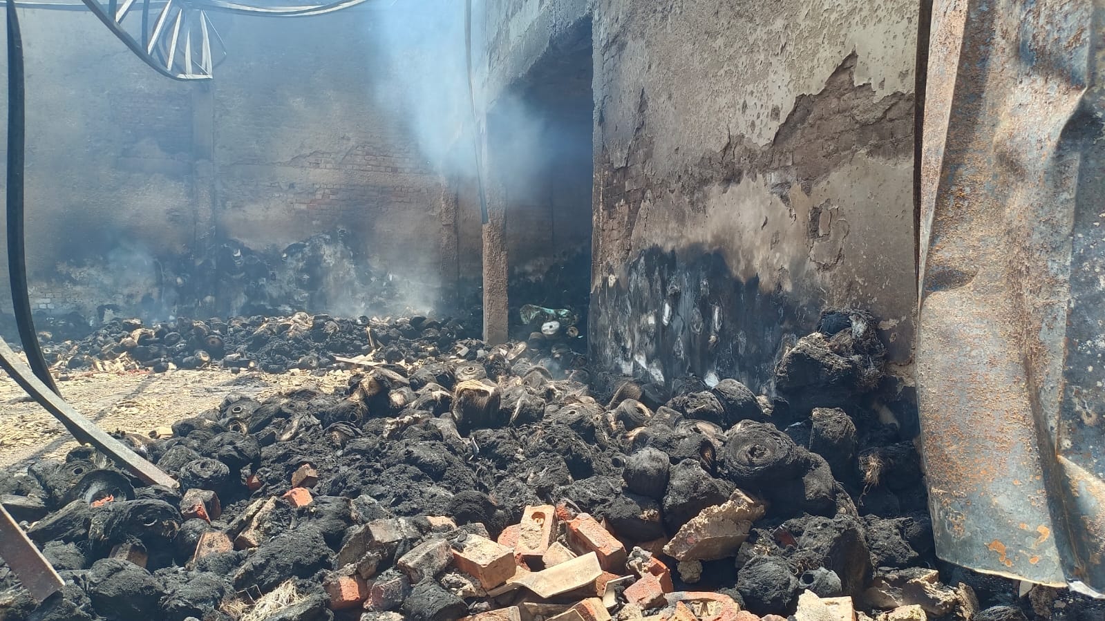 रिसालू रोड पर फैक्टरी में लगी भीषण आग। विभाग रिसालू रोड पर फैक्टरी में लगी भीषण आग। विभाग
