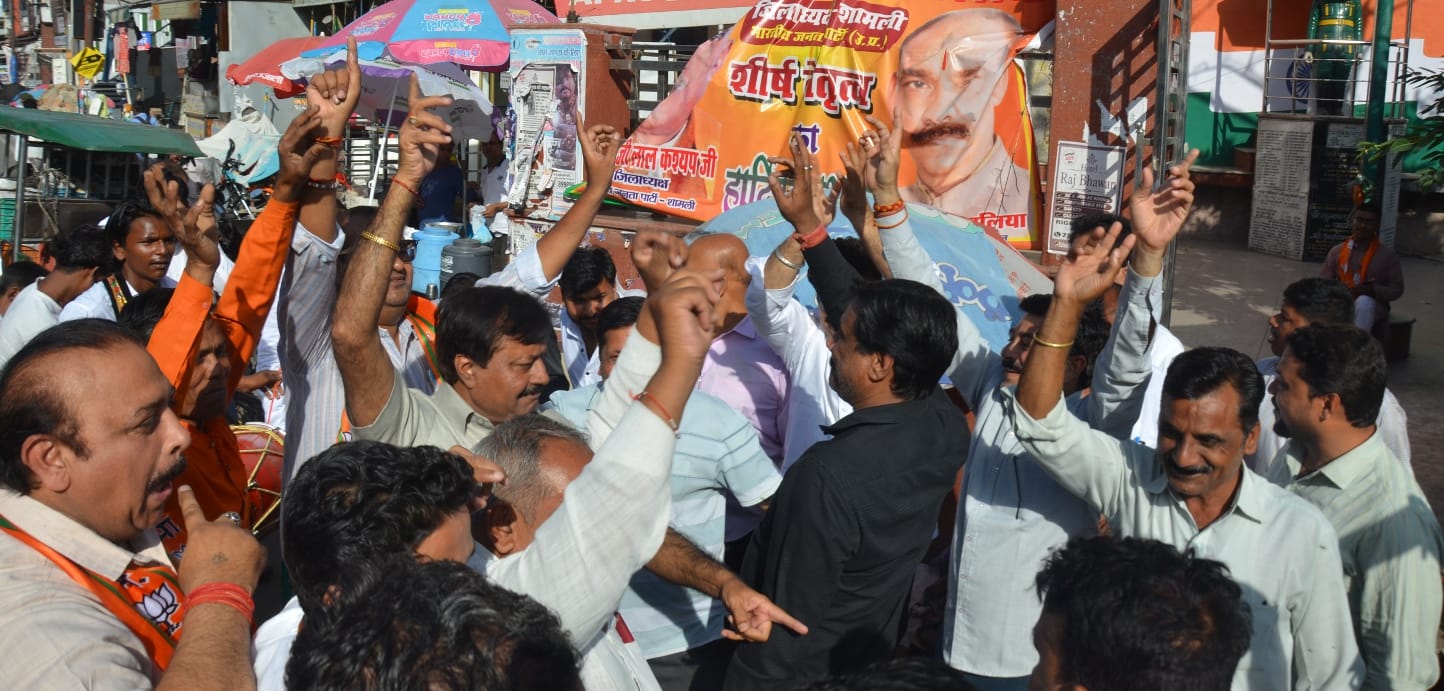 शामली के अस्पताल रोड पर पश्चिम बंगाल में भाजपा की जीत पर आतिश बाजी करते वैश्य समाज के लोग । सं शामली के अस्पताल रोड पर पश्चिम बंगाल में भाजपा की जीत पर आतिश बाजी करते वैश्य समाज के लोग । सं