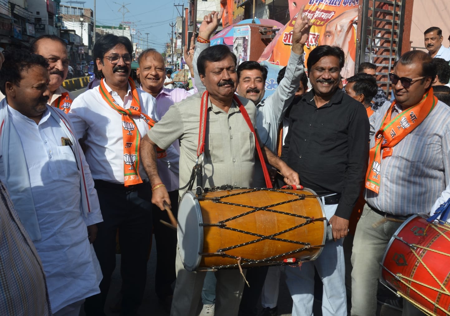 शामली के अस्पताल रोड पर पश्चिम बंगाल में भाजपा की जीत पर आतिश बाजी करते वैश्य समाज के लोग । सं शामली के अस्पताल रोड पर पश्चिम बंगाल में भाजपा की जीत पर आतिश बाजी करते वैश्य समाज के लोग । सं