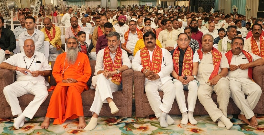श्रीमद्भागवत कथा सुनने के दौरान जयकारे लगाते श्रद्धालु। संस्थान