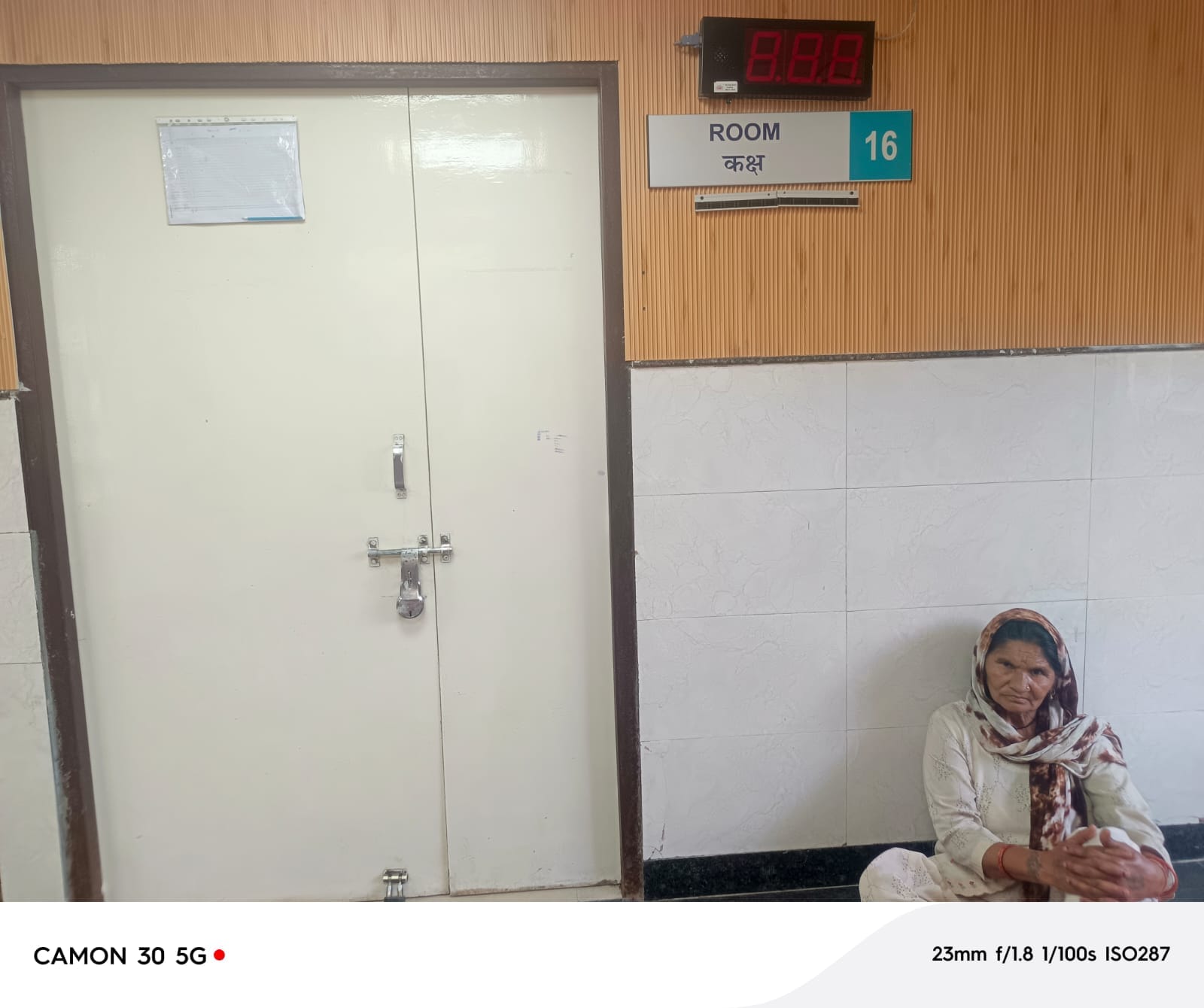 दवा लेने के लिए फर्श पर बैठकर अपने नंबर का इंतजार करते मरीज। संवाद दवा लेने के लिए फर्श पर बैठकर अपने नंबर का इंतजार करते मरीज। संवाद