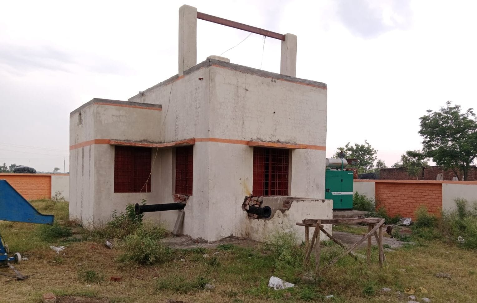 उघैती के टिटौली गांव में टूटी पड़ी सड़क। संवाद