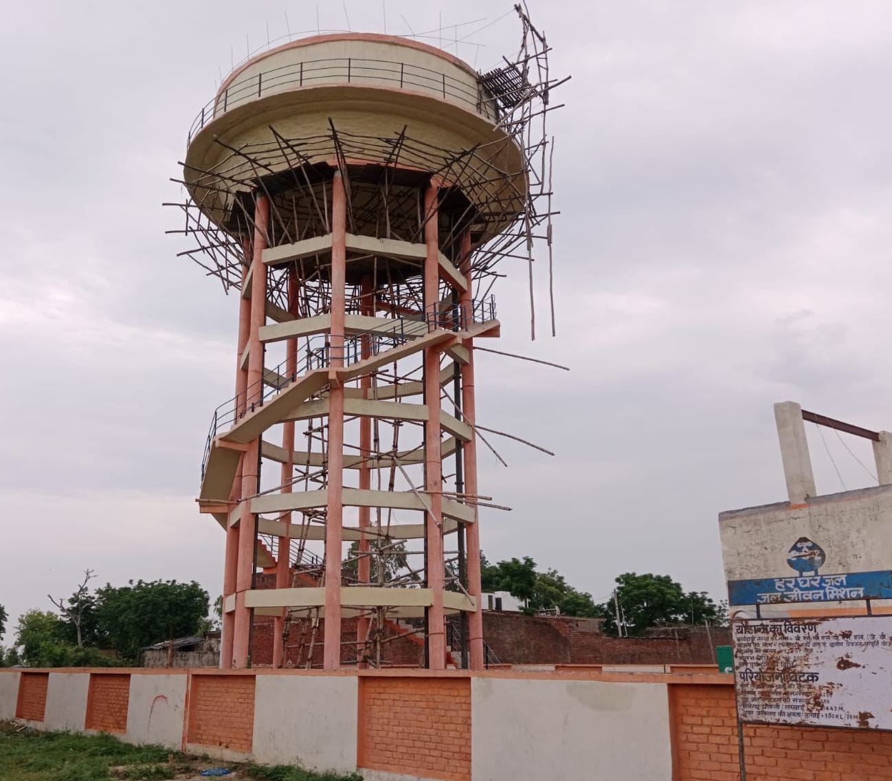 उघैती के टिटौली गांव में टूटी पड़ी सड़क। संवाद