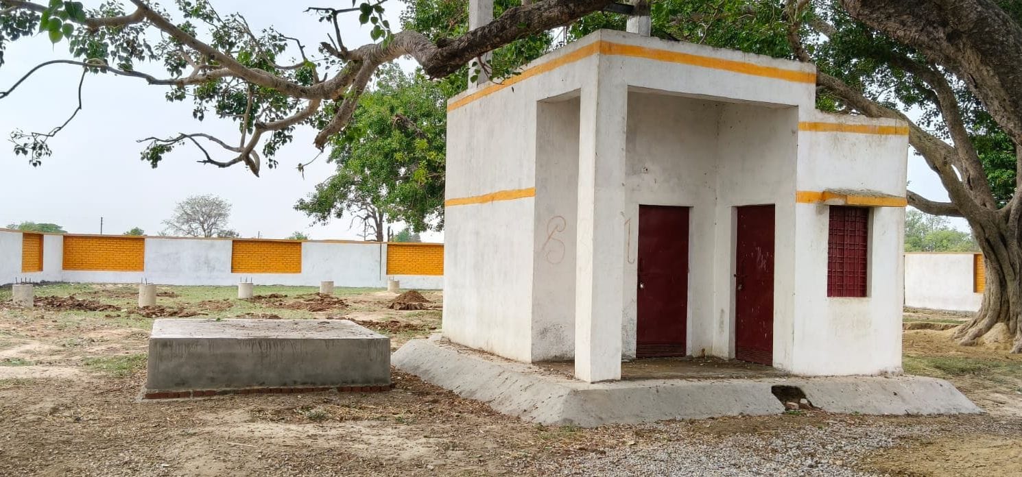 उघैती के टिटौली गांव में टूटी पड़ी सड़क। संवाद