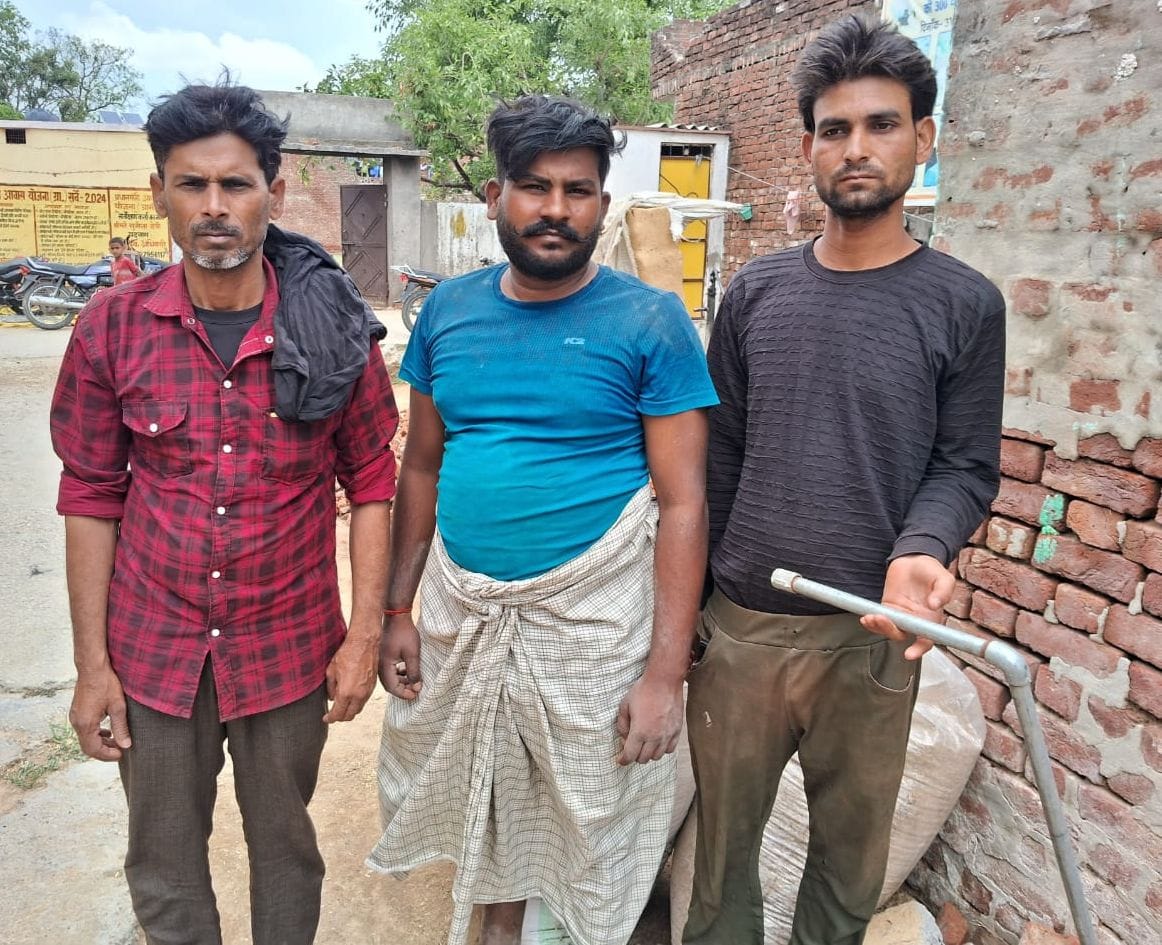 उघैती के टिटौली गांव में टूटी पड़ी सड़क। संवाद
