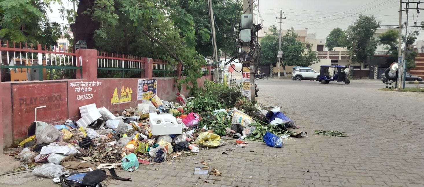 05जेएनडी15: शहर की डीआरडीए मार्केट में मुख्य सड़क के किनारे लगा गंदगी का ढेर। संवाद 05जेएनडी15: शहर की डीआरडीए मार्केट में मुख्य सड़क के किनारे लगा गंदगी का ढेर। संवाद