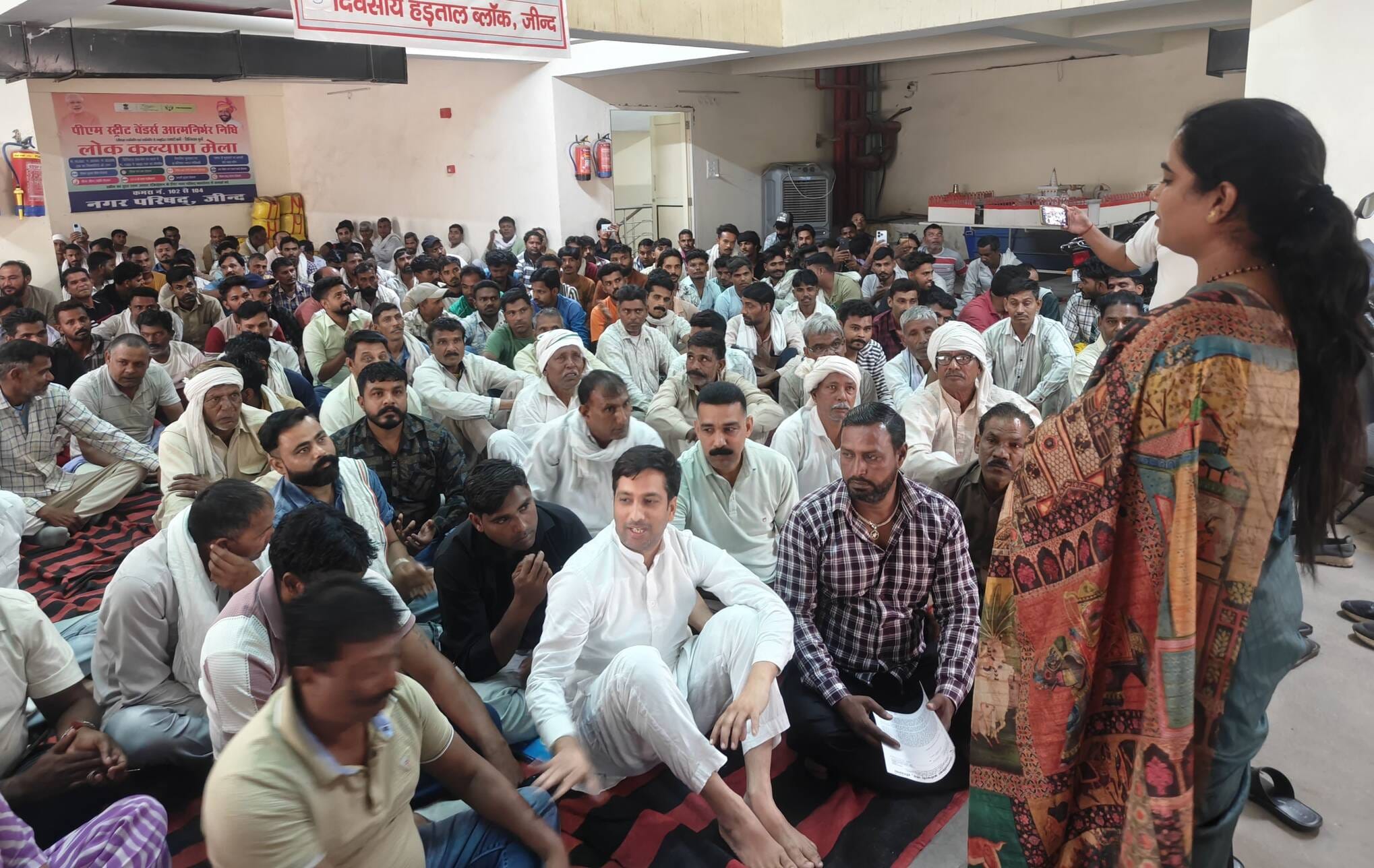 05जेएनडी15: शहर की डीआरडीए मार्केट में मुख्य सड़क के किनारे लगा गंदगी का ढेर। संवाद 05जेएनडी15: शहर की डीआरडीए मार्केट में मुख्य सड़क के किनारे लगा गंदगी का ढेर। संवाद